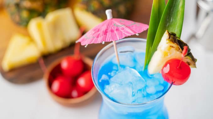 roliga blå drinkar: blue hawaiian drink